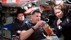 Reid Wiseman, Jeremy Hansen y Christina Koch, mostrando los alimentos que consumen a bordo de la nave Orion de la misi�n lunar Artemis 2