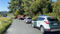 Mobotombas de Medio Rural, Polica Local y Guardia Civil, en la zona donde se produjo el incendio, justo al lado del vial