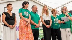 Representantes institucionales y participantes en la jornada solidaria en O Burgo