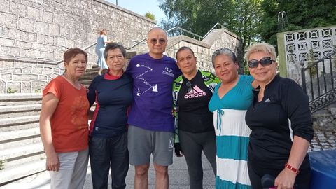 Modesta, Isha Imelda, Diana, Reina and Manuela together with Ricardo, their guide on the Camino de Santiago, at the end of the stage in Palas de Rei.