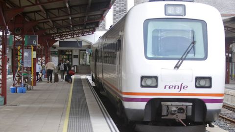 Imagen de un tren de Renfe llegando a la estacin de Ferrol procedente de A Corua