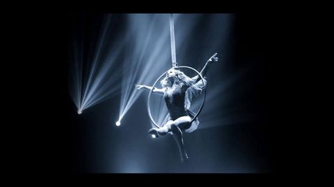 Uno de los nmeros areos del espectculo de Evolution Circus