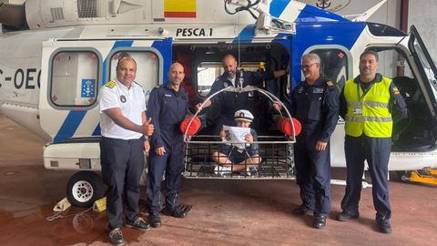 Urtzi Parada, de ocho a�os, en el cesto que emple� el Pesca 1 para subirlo al helic�ptero en Ons