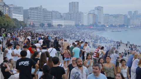 El paseo y la playa del Orz�n, abarrotados