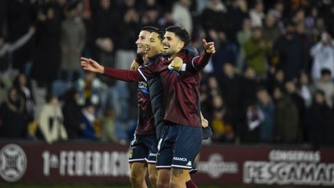 Los jugadores celebran la victoria del Pontevedra en el derbi