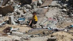Una nia palestina, sentada entre los escombros en la ciudad gazat de Rafah.
