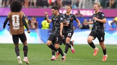 Los jugadores de Canad� corriendo para abrazar a Eust�quio, goleador del partido