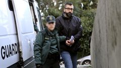 C�sar Adrio llegando a una de las sesiones del juicio custodiado por la Guardia Civil