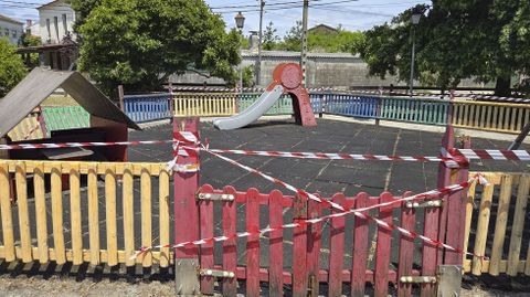 La mejora de espacios públicos en Padrón incluye los parques infantiles de la rúa Vila de Rianxo y el de A Devesa, en Estramundi