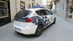Foto de archivo de un coche de la Polic�a Local patrullando por Pontevedra