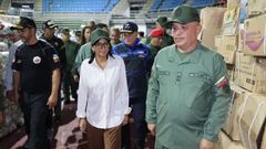 La presidenta encargada de Venezuela, Delcy Rodr�guez, revisa las tareas de recogida de ayuda para las v�ctimas del terremoto.
