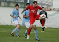 Sergio Arias controla el bal�n ante la presi�n del ribadense �lex. 