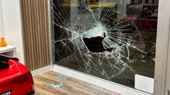 Cristal roto en la Barber�a de Nico, en la calle r�o Monelos