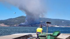 Incendio en Moaña visto desde el otro lado de la ría de Vigo