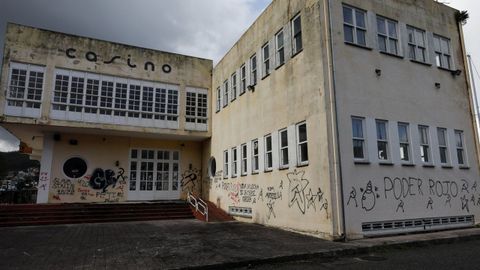 En el edificio del desaparecido Casino de Viveiro Club Náutico quedan poco más que paredes, escaleras, puertas y ventanas, algunas rotas