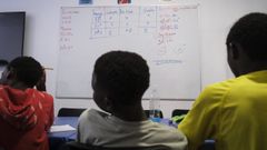 Menores migrantes que ser�n reubicados en otros centros de acogida de Espa�a asistiendo a una clase en Canarias