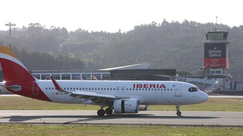 Avi�n de Iberia aterrizando en el aeropuerto de Alvedro.