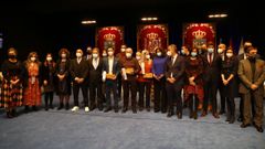 Foto de familia de la corporaci�n municipal con los galardonados en la anterior edici�n de los premios Cidade de Pontevedra
