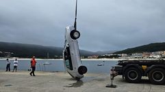 Rescatan del fondo del puerto de Laxe el coche que se precipit� con su due�o