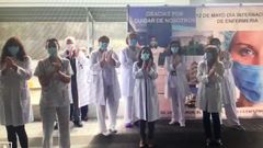 Personal sanitario del hospital �lvaro Cunqueiro de Vigo aplauden a las enfermeras del centro en su d�a internacional