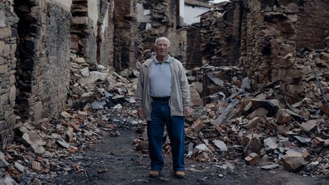 Leopoldo Nogueira, en San Vicente de Leira, despu�s del incendio que arras� el pueblo.