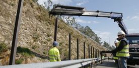 Los operarios trabajaban ayer en el kil�metro 12.380 en sentido Carballo. 