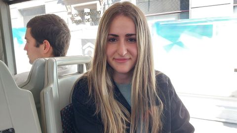 Carolina Franc�s es usuaria de la l�nea 12 y, aunque suelen poner coches dobles articulados, �no es suficiente para la demanda a ciertas horas�