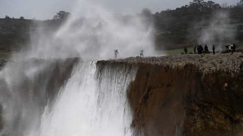 Temporal de olas en la zona de los llamados  Bufones de Pra