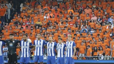Jugadores del Deportivo, con la hinchada de Marathon Inferior al fondo.