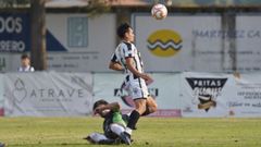 Mauro Sabucedo, del Antela, con un jugador del Boiro