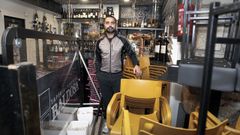 Manuel G�mez, de La Baldosa de Vilagarc�a, no tiene claro en qu� fase de la desescalada le saldr� rentable reabrir su bar