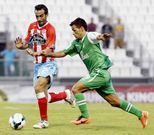 David de Coz, ante un jugador del Girona.