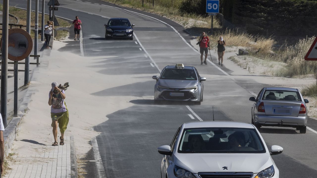 La Xunta eliminará muros de hormigón y madera para evitar que la arena ocupe la calzada en la entrada de Muxía