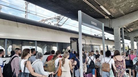 Colas para subir a los trenes