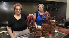 Preparando raciones en O Mes�n do Pulpo.