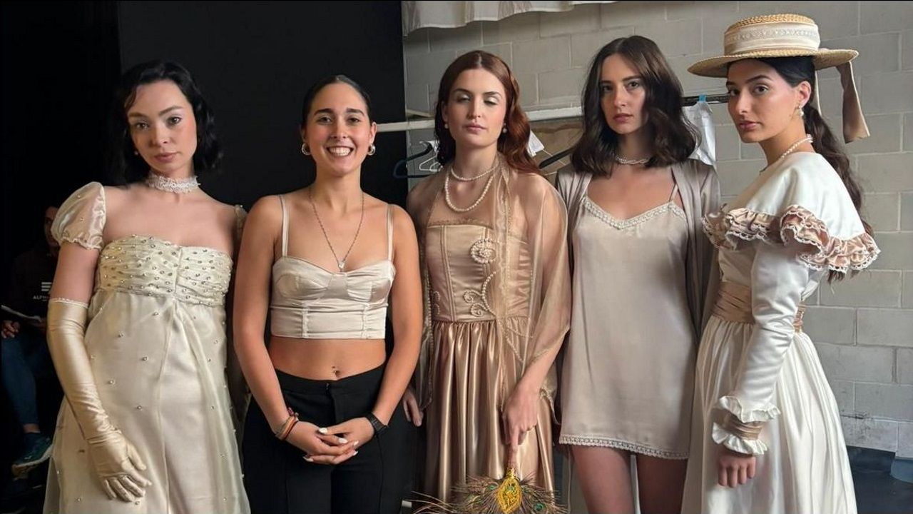 La joven diseñadora de Compostela que con solo 18 años ya debutó en las pasarelas