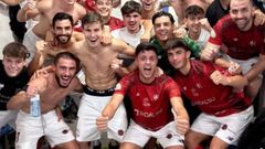 Los jugadores del Estradense celebrando la victoria.