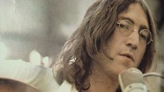 El miembro de los Beatles John Lennon, con sus caracter�sticas gafas de cristales redondos, durante un concierto.