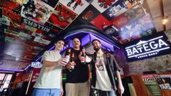 De izquierda a derecha, Xocas, David y Pi�eiro, ayer en el B�tega