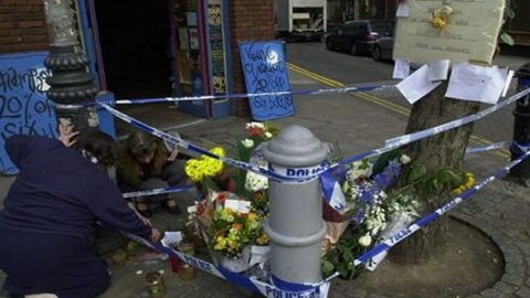 Cordn policial y flores al da siguiente del asesinato en una calle de Londres del nio gallego Diego Pieiro Villar, cometido el 7 de mayo del ao 2000.