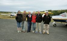 En el centro, Miguel D�az, presidente del Club A�reo de Ribadeo, con los viajeros que partieron ayer. 