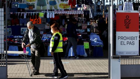 Un hombre se desinfecta las manos tras su paso por el 'Mercat dels Encants' de Barcelona este s�bado en el que el Departamento de Salud sigue con atenci�n la evoluci�n del coronavirus en Catalu�a