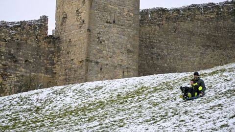 Varias personas disfrutan de la nieve ca�da este jueves en Morella, en el que los bomberos del consorcio provincial de Castell�n han solicitado al Centro de Coordinaci�n de Emergencias de la Generalitat la activaci�n de la Situaci�n 0 del Procedimiento frente al Riesgo de Nevadas en las comarcas de Els Ports y Alt Maestrat.