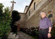 Eladio, no atrio da igrexa parroquial de Burela, xusto ao p� do tanatorio.
