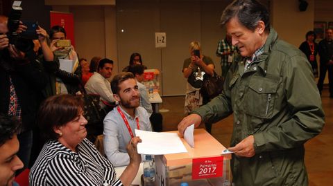 Javier Fernndez vota en la agrupacin socialista de Gijn.Javier Fernndez vota en la agrupacin socialista de Gijn