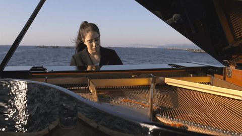 La artista sale en un videoclip tocando encima de una batea.