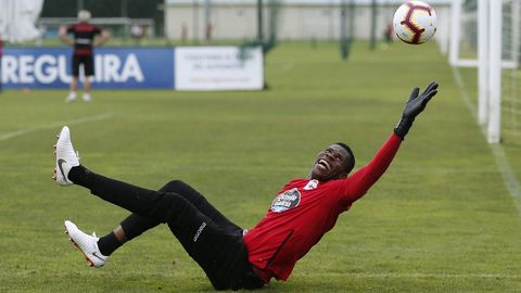 Francis apenas dispuso de minutos en el Elche