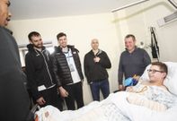 Un grupo de jugadores visit� a los ni�os ingresados en el Materno. 