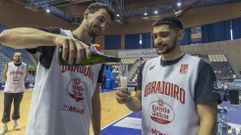 Dos de los capitanes del Obradoiro, Leo Westermann, a la izquierda, y Sergi Quintela brindan para La Voz de Galicia tras el entrenamiento matinal de este martes.