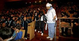 Los singulares chefs de Ghazafelhos divirtieron a los escolares con su humor gastron�mico.